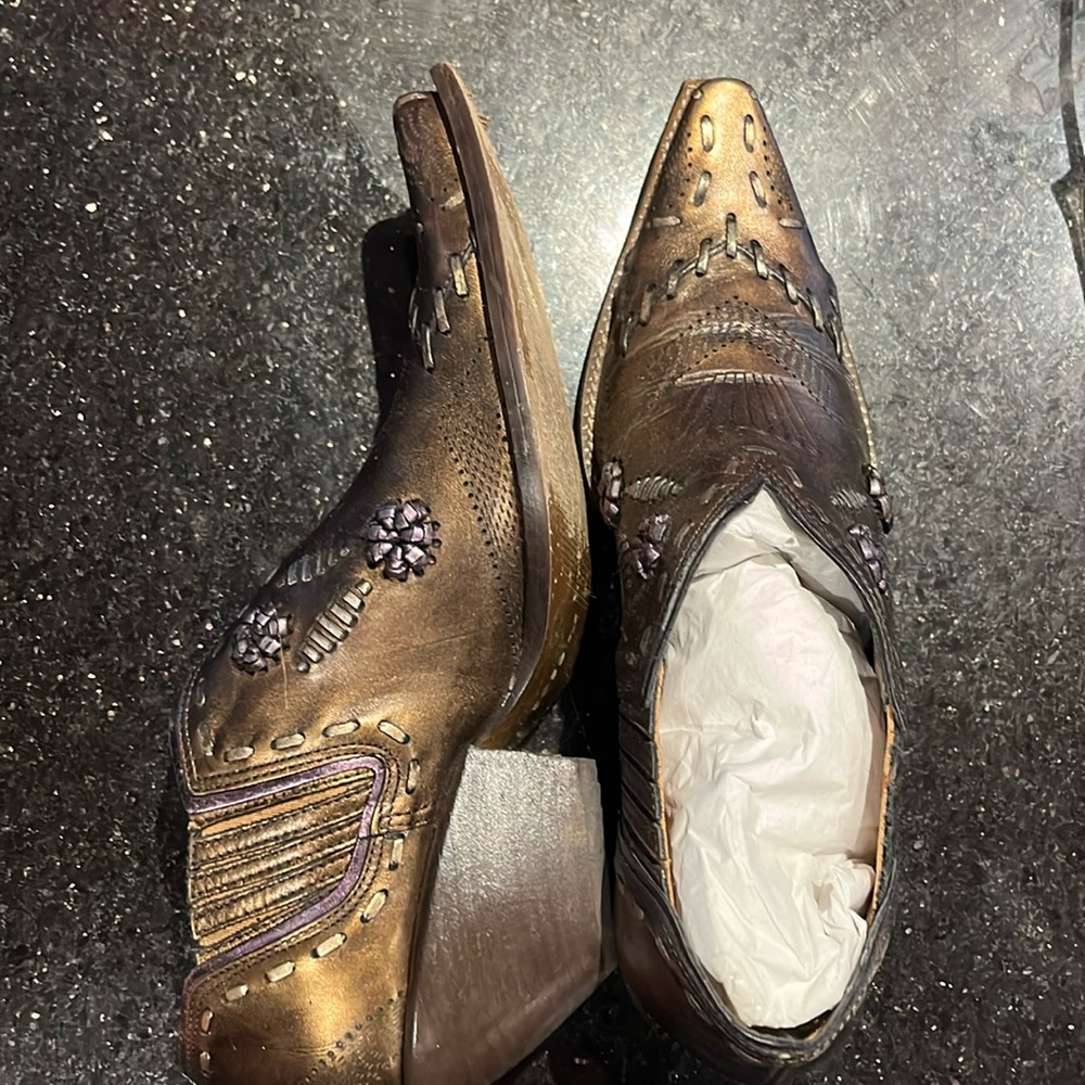 Y2K BCBGirls “Toom” Vintage Style Boho Western Ankle Booties. Size 39/9b
